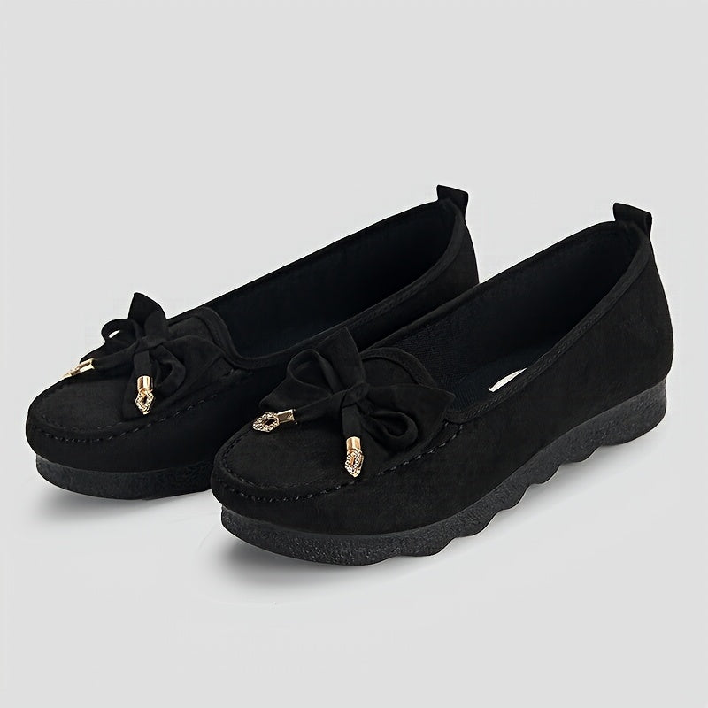 Mocassins noirs en daim avec nœud sur le dessus et pampilles décoratives dorées