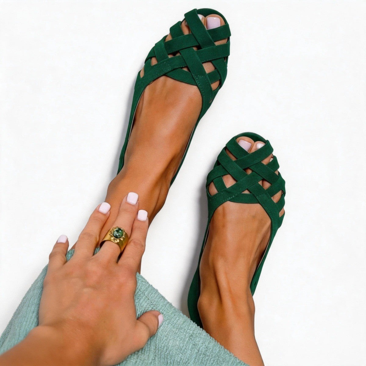 Ballerines souples ajourées vert foncé, brides croisées et bout ouvert.