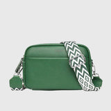 Sac à bandoulière en cuir vert, fermeture zippée, bandoulière à motif zigzag contrasté.