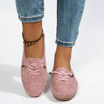 Mocassins Ophélie roses en daim, encolure basse à lacets et coutures décoratives