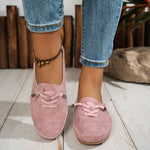 Mocassins en daim rose à lacets, semelle épaisse et coutures décoratives