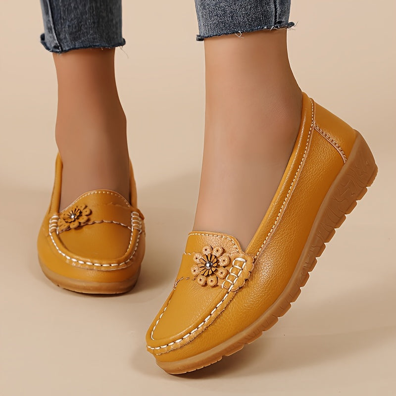 Mocassins souples orange-camel avec décor floral sur le dessus, semelle crantée