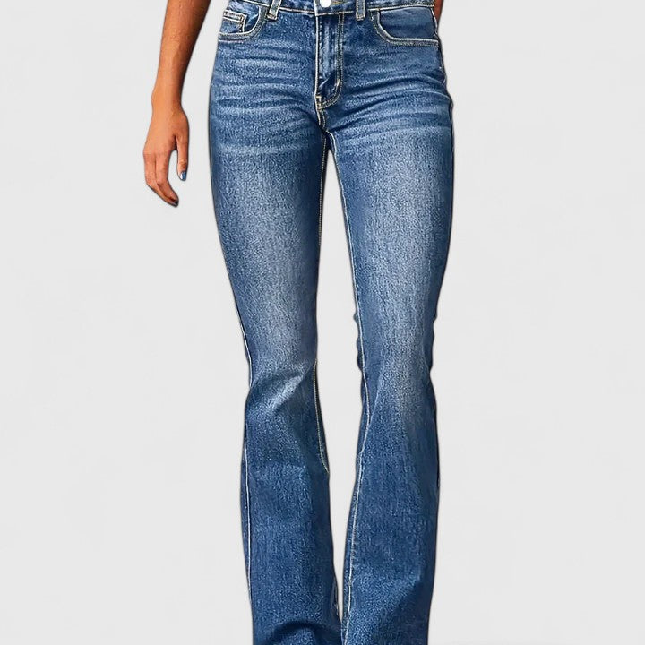Pantalon en jean bleu taille haute, braguette à bouton, poches avant et jambe évasée.