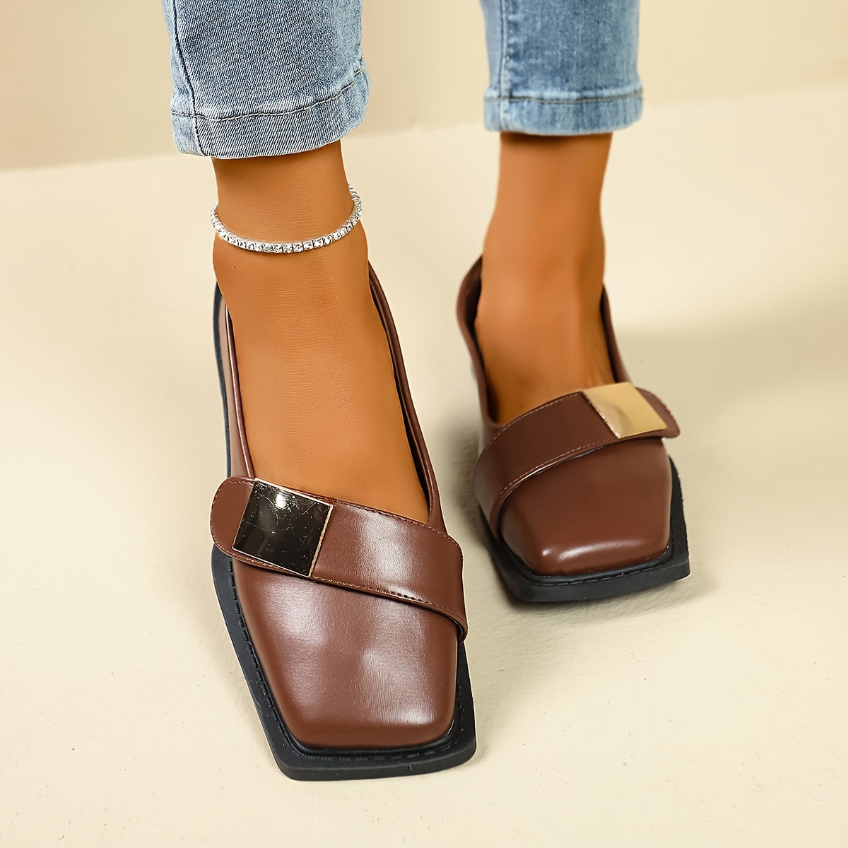 Mocassins bicolores marron et beige, bride carrée dorée sur le dessus, semelle noire.