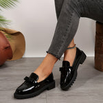 Mocassins vernis noirs à semelle épaisse, bride à boucle, aspect brillant