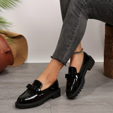 Mocassins vernis noirs à semelle épaisse, bride à boucle, aspect brillant