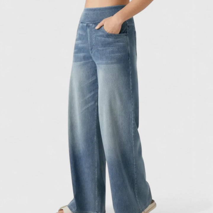 Pantalon en jean bleu clair, jambe évasée, poches avant, style confortable