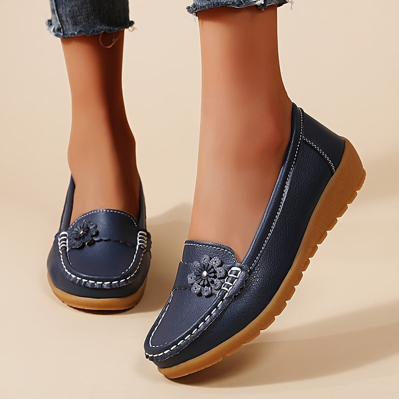 Mocassins Zélie bleu marine en cuir souple, ornement floral, semelle crantée.