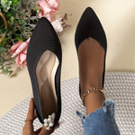 Ballerines noires ajourées à bout pointu, décor fleur nacrée à l’avant