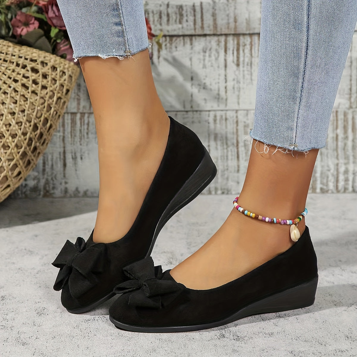 Ballerines suédées noires à nœud, talon compensé bas, vue latérale