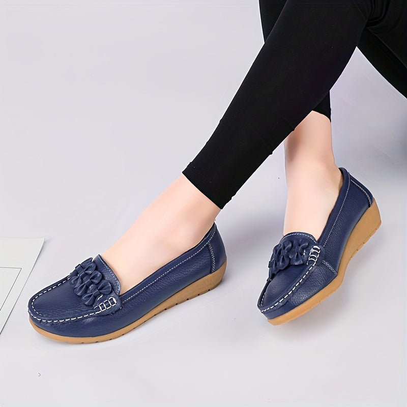 Mocassins bleu marine à plateforme, bout arrondi et ornement floral sur le dessus