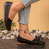 Mocassins Iseult noirs à pampilles, vue latérale avec empiècement, semelle marron.