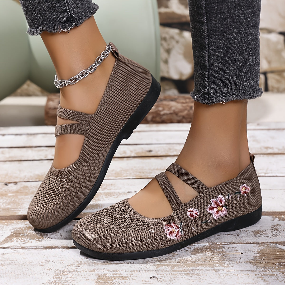 Chaussures plates beiges à brides croisées, motif floral brodé rose sur le dessus.