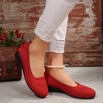 Mocassins souples rouges à motif floral ajouré, semelle noire et talon compensé