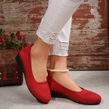 Mocassins souples rouges à motif floral ajouré, semelle noire et talon compensé