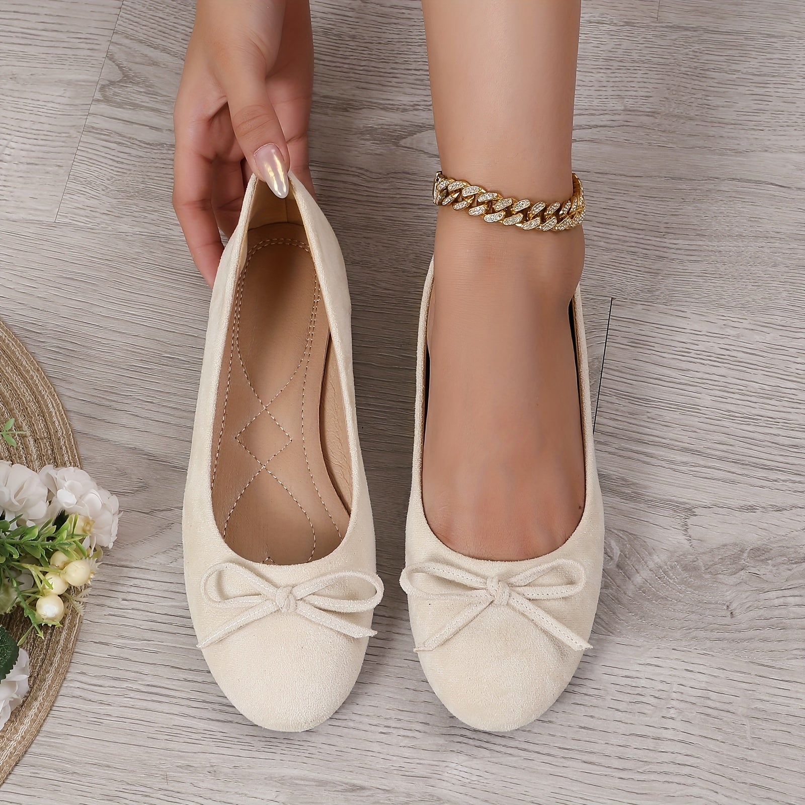 Ballerines souples beiges, bout rond, nœud en tissu, vue de dessus et intérieur
