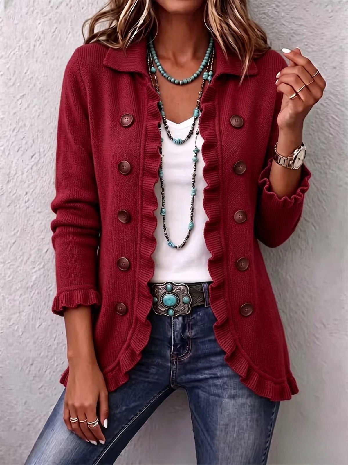 Veste en maille côtelée rouge rubis à volants, boutons pression, manches longues