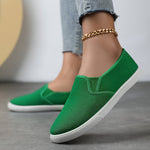 Chaussures souples à enfiler vert, chaînette dorée à la cheville, semelle blanche.