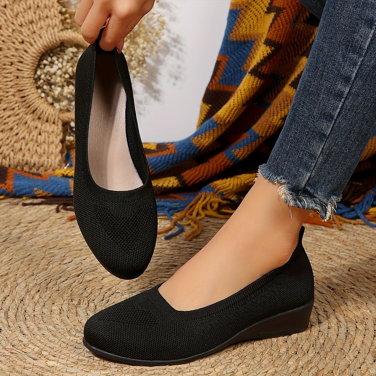 Mocassins souples noirs à motif floral ajouré, talon compensé