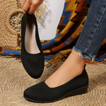 Mocassins souples noirs à motif floral ajouré, talon compensé