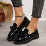 Mocassins vernis noirs à semelle épaisse, bride large à boucle
