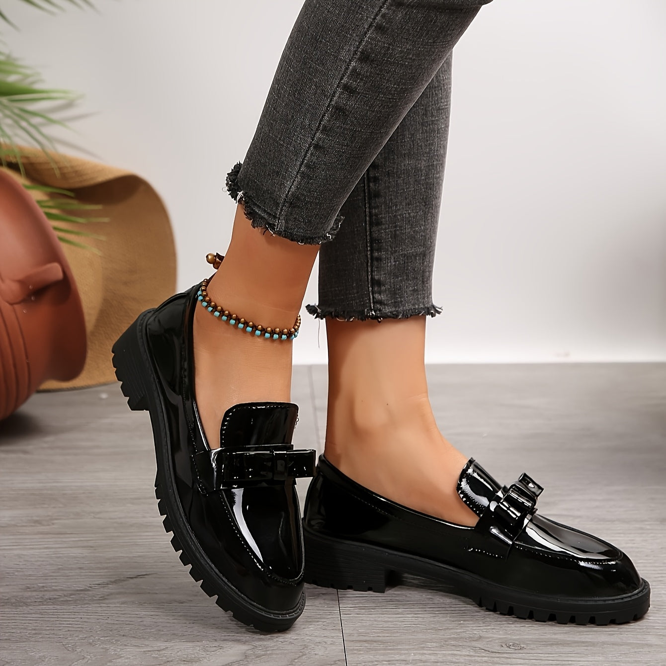 Mocassins vernis noirs à semelle épaisse, bride à boucle, style loafers