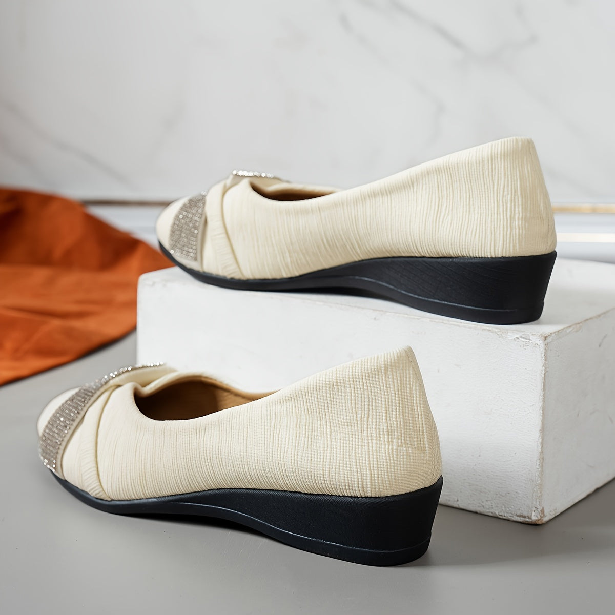 Ballerines à détail brillant ivoire, bout strass argentés et semelle noire