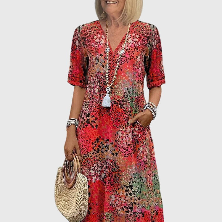 Robe midi fleurie encolure V, manches courtes, fond rouge écarlate multicolore.
