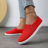 Chaussures souples à enfiler rouge, chaînette dorée à la cheville, semelle blanche.