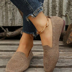 Chaussures plates en maille taupe, avec bride chaîne dorée et pantalon en jean