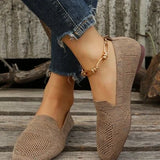 Chaussures plates en maille taupe, avec bride chaîne dorée et pantalon en jean