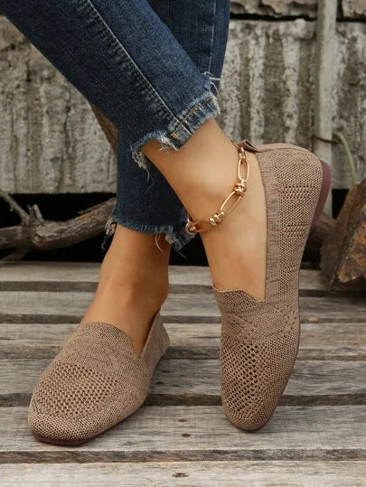 Chaussures plates en maille taupe, avec bride chaîne dorée et pantalon en jean