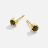 Juliette – Boucles d’oreilles dorées avec pierre verte.