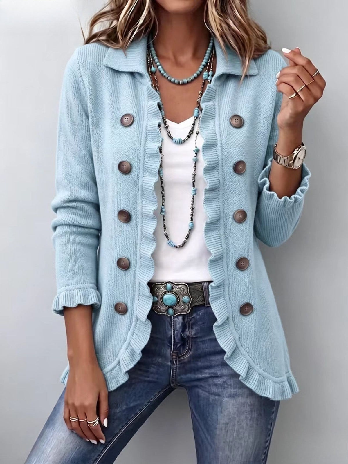 Veste en maille côtelée bleu poudré Perrine à volants, boutonnée, manches longues