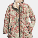 Veste matelassée à motifs floraux, col montant, fermeture boutonnée, poches latérales.