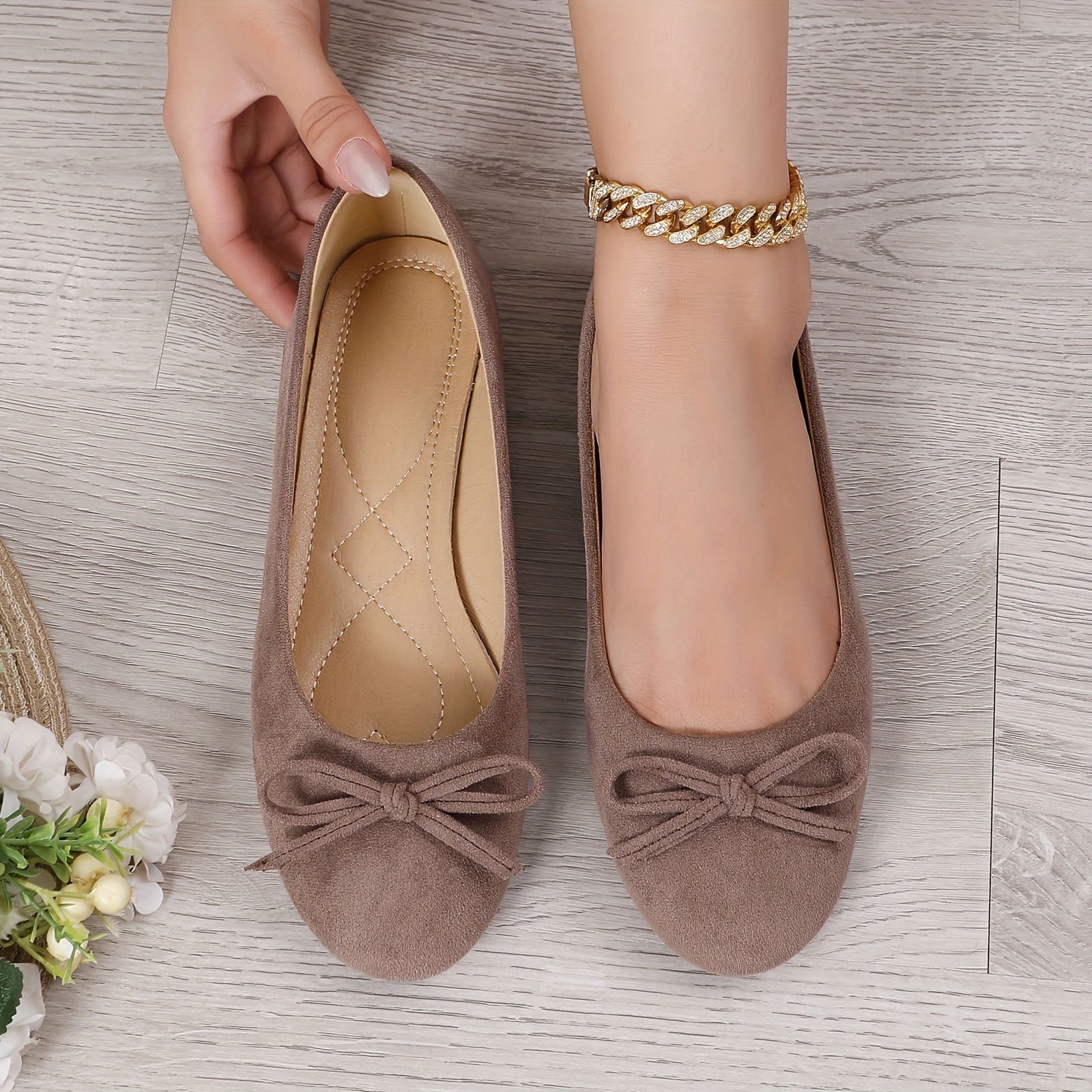 Ballerines souples marron, bout rond, nœud en tissu et bracelet chaîne dorée