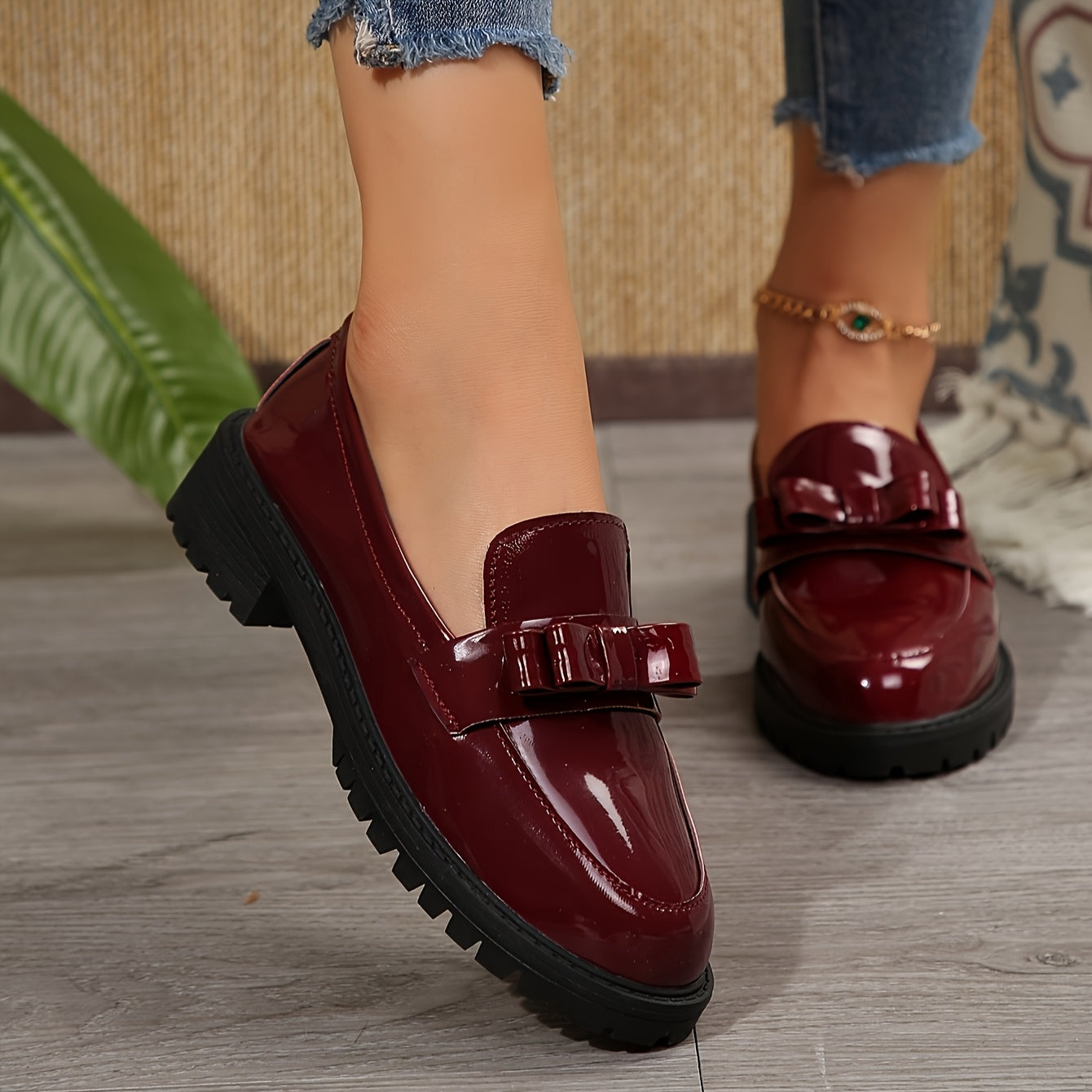 Mocassins vernis bordeaux à semelle épaisse, bride large à boucle