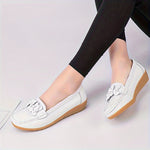 Mocassins blancs en cuir, ornement fleur sur l’empeigne, semelle beige