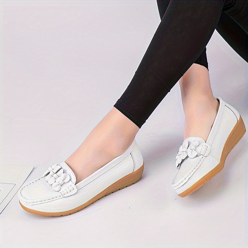 Mocassins blancs en cuir, ornement fleur sur l’empeigne, semelle beige
