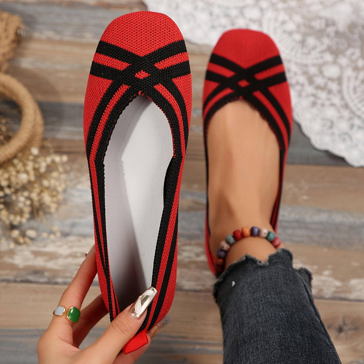 Ballerines souples à rayures, rouge et noir, bout pointu, semelle plate.