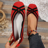 Ballerines souples à rayures, rouge et noir, bout pointu, semelle plate.