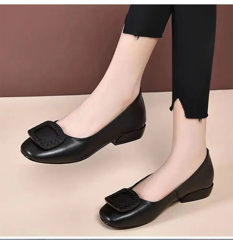 Ballerines noires à bride, bout arrondi, talon bas, dessus texturé