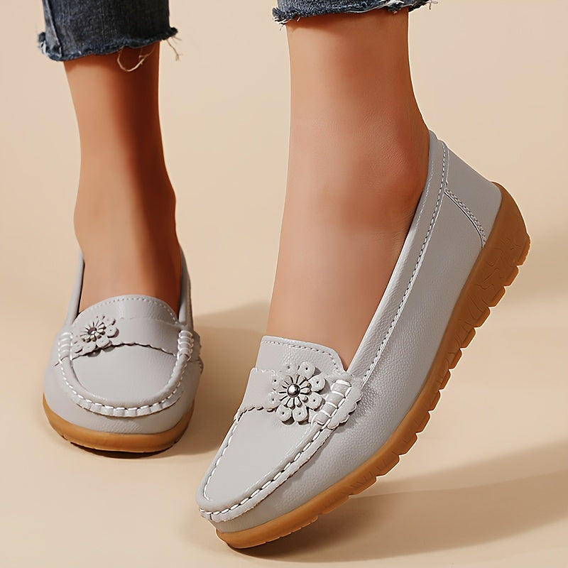 Mocassins Zélie gris clair en cuir souple, décor floral, semelle crantée.