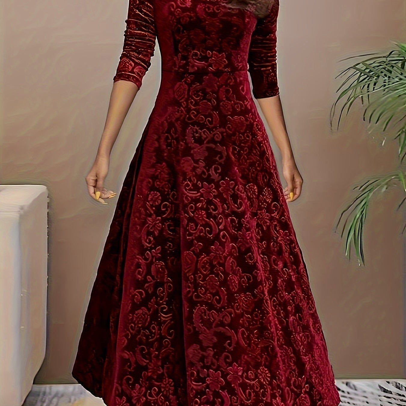 Robe longue évasée à motifs, rouge foncé, encolure carrée, manches 3/4, effet cintré