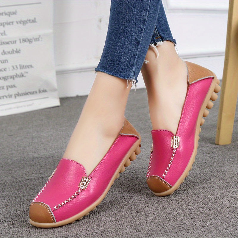 Mocassins roses à boucle métallique, empiècements camel et coutures contrastées