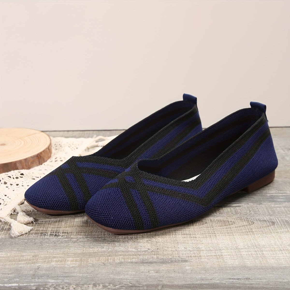 Ballerines souples à rayures, bleu marine et bleu, bout pointu, semelle plate.