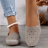 Mocassins beiges ajourés avec motif floral, look décontracté et semelle crantée.