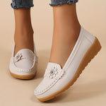 Mocassins Zélie blancs en cuir souple, décor floral, semelle crantée.