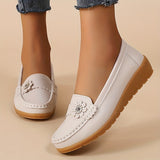 Mocassins Zélie blancs en cuir souple, décor floral, semelle crantée.