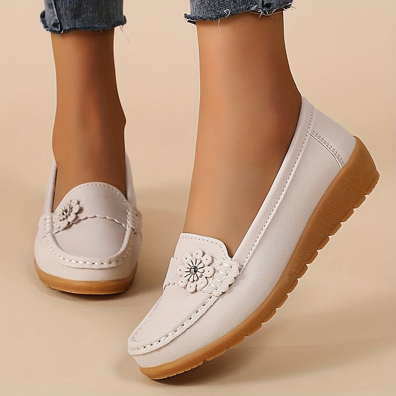 Mocassins Zélie blancs en cuir souple, décor floral, semelle crantée.